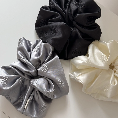 Vintage Rose Embossed Satin Scrunchie Elegant Large Hair Tie Floral Pattern Soft Fabric Hair Band For Women Daily Styling