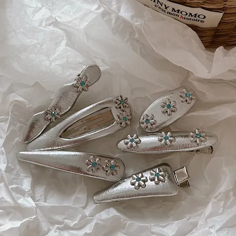 Elegantes Silber Blumen Haarclip Set Mit Blauen Strasssteinen PU Leder Texturierte Metall Entenschnabel Clips Für Damen Haarschmuck