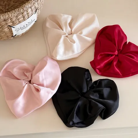Elegant Heart Shaped Satin Scrunchie Large Elastic Hair Tie For Women Girls Sweet Solid Color Pleated Hair Accessory