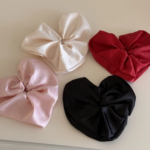 Elegant Heart Shaped Satin Scrunchie Large Elastic Hair Tie For Women Girls Sweet Solid Color Pleated Hair Accessory