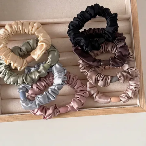 Chouchou Plissé en Satin Style Coréen Minimaliste Attache Cheveux Queue de Cheval pour Femmes Accessoires Quotidiens