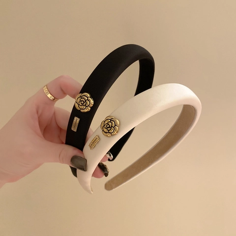 Französisches Vintage Gepolstertes Haarband Für Damen Elegantes Stoff Haarband Mit Goldener Kamelienblüte Metallschild Schmuck