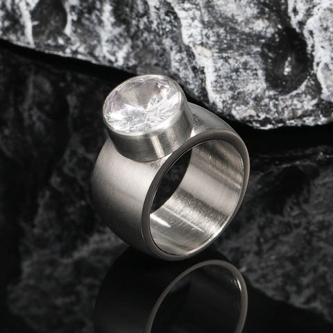 Men's Domineering Brushed Stainless Steel Ring Large Round Rhinestone Inlaid Wide Band Fashion Titanium Steel Ring Jewelry Party Gift
