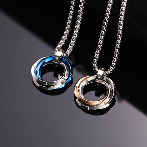 Collier Pendentif Trois Anneaux Entrelacés en Acier Titane avec Strass Incrustés Bijoux Mode Hip Hop pour Homme Femme