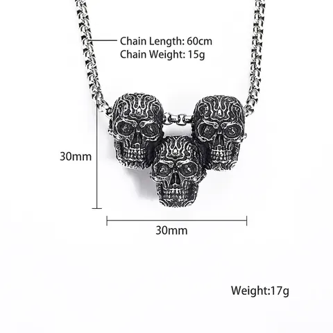 Collana da Uomo Vintage Gothic in Acciaio al Titanio con Pendente a Triplo Teschio Dettaglio Fiamma Incisa Finitura Argento Antico