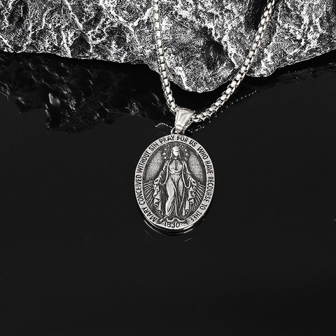 Collier Pendentif Vierge Marie en Acier Titane Vintage Relief Croix Religieuse Chaîne Boîte Ovale pour Hommes Bijoux