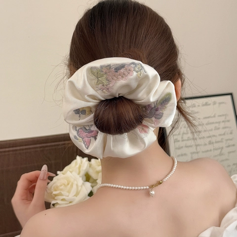Chouchou Brodé de Style Néo Chinois Élégante Texture Satinée Attache Cheveux Motif Papillon Poisson Rouge Accessoires Cheveux