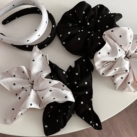 Elegante Satin Haargummis Mit Blumenmuster Plissierte Haarbänder Gepolstertes Stirnband Damen Haar-Accessoires