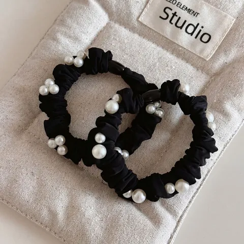 Eleganti Elastici per Capelli in Raso Plissettato Nero da Donna Con Decorazione in Künstliche Perle Artificiali Bianche Accessori per Capelli