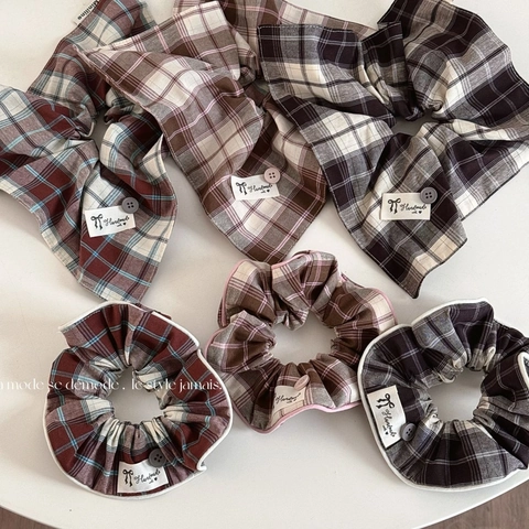 Chouchous en Tissu à Carreaux de Style Preppy Vintage Avec Bouton Décoratif et Étiquette Fait Main Accessoires Cheveux