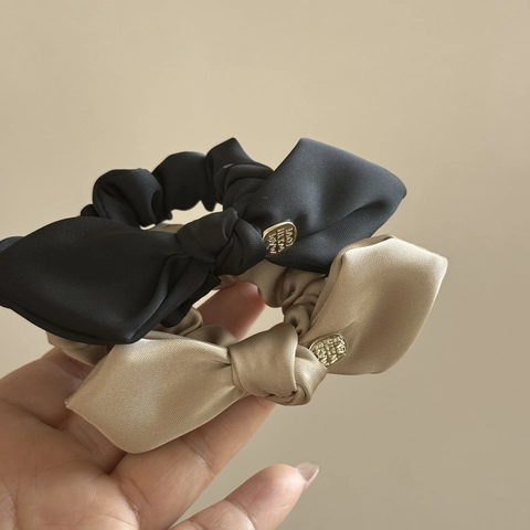 Elegant Satin Bow Scrunchies For Women High Elasticity Fabric Hair Ties Solid Color Bowknot Ponytail Holder With Metal Tag