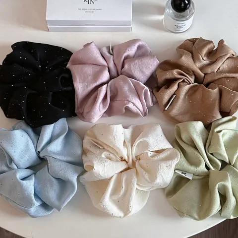 Chouchous Élégants en Satin pour Femmes Strass Étincelants Grands Élastiques à Cheveux Pois Froncés Accessoires de Coiffure