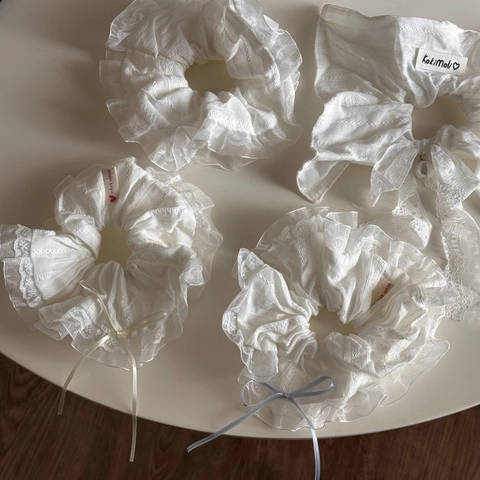 Scrunchie in Pizzo Bianco con Fiocco per Donna Stile Francese Elegante Elastico per Capelli Pieghettato con Nastro Perla Artificiale Accessori per Capelli