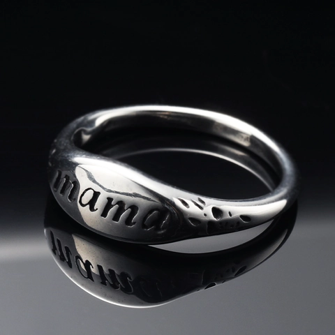 Anillo de Acero de Titanio con Letra Mama Grabada para Mujer Banda de Textura Martillada Minimalista Joyería de Moda Regalo Chapado en Oro Plata