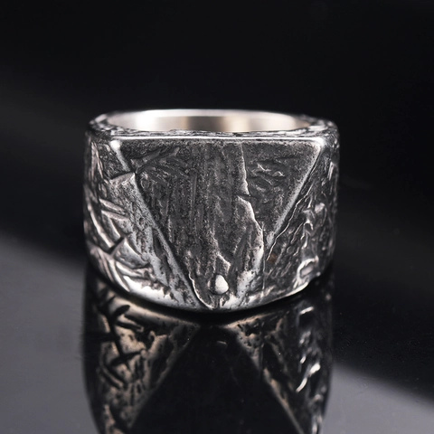 Bague en Acier Inoxydable Vieilli Rétro pour Hommes Bague Large Triangle Rayée Individuelle Bijoux de Mode Style Punk Gothique Cadeau