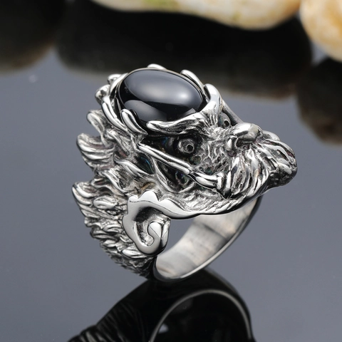 Anello in Acciaio al Titanio con Testa di Drago Vintage per Uomo Anello Hip Hop Punk Gotico con Strass Intarsiati Rosso Nero Gioielli Maschili