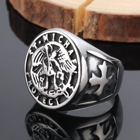 Anello Arcangelo San Michele in Acciaio al Titanio Vintage Uomo Retro Religioso Croce in Rilievo Punk Cavaliere Anello a Sigillo