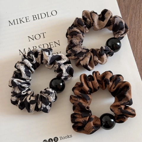 Elastico per Capelli in Tessuto con Stampa Leopardata Retro e Perline Nere Porta Coda di Cavallo Minimalista Versatile
