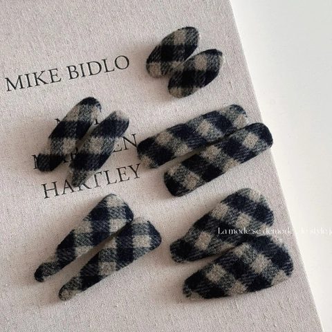 Fermaglio per Capelli Rivestito in Tessuto Scozzese Blu Marino Retro per Donna Autunno Inverno Elegante Consistenza Lana Clip BB