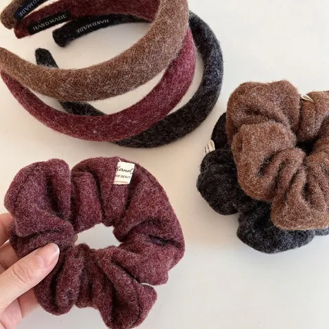 Coletero De Tela De Peluche De Invierno Y Diadema Gruesa Maillard Café Negro Rojo Elegante Hecho A Mano Accesorio Para El Cabello