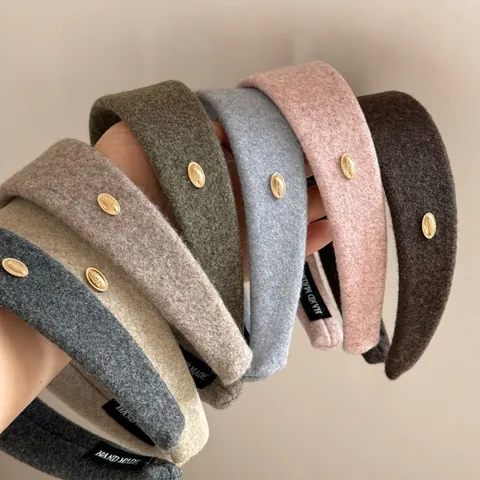 Women's Wide Padded Woolen Headband With Oval Gold Label Retro Solid Color High Skull Top Handmade Hairband Accessory