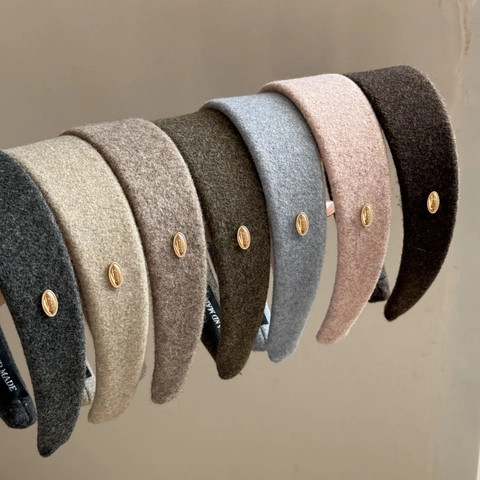 Women's Wide Padded Woolen Headband With Oval Gold Label Retro Solid Color High Skull Top Handmade Hairband Accessory