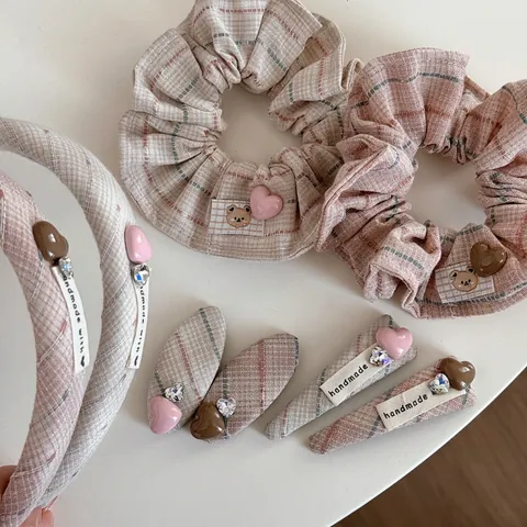 Chouchous à Carreaux Style Coréen Faits à la Main pour Femmes Pinces à Cheveux Douces avec Bordure en Dentelle et Écusson Ours
