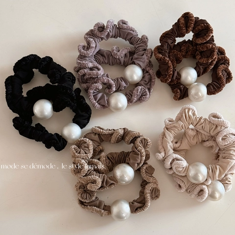 Elegant Fabric Scrunchie Artificial Pearl Fuzzy Edge Ruffled Elastic Hair Tie Vintage Hair Accessory Women Decoration