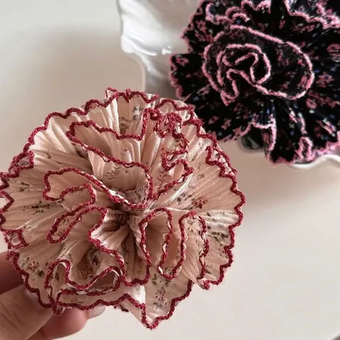 Dolce Fermaglio per Capelli a Forma di Fiore in Tessuto Plissettato Floreale Elegante Clip a Squalo Stile Coreano Donna