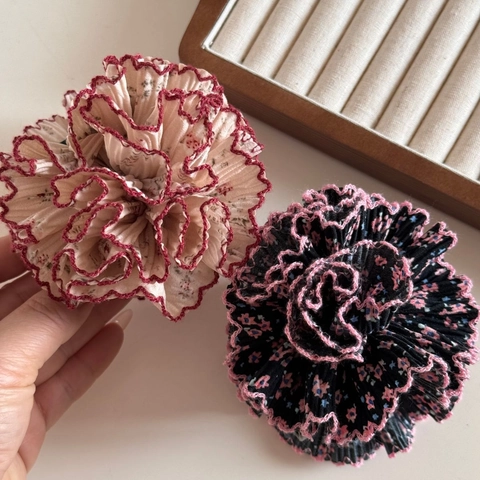 Dolce Fermaglio per Capelli a Forma di Fiore in Tessuto Plissettato Floreale Elegante Clip a Squalo Stile Coreano Donna