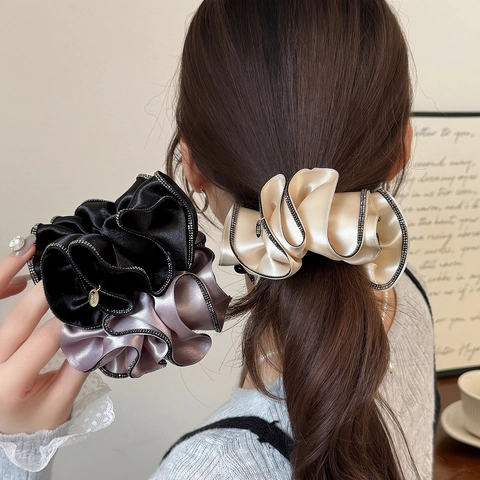 Elegante Fermaglio a Banana in Satin Plissettato Con Bordo di Strass Accessorio per Capelli in Tessuto per Donna Gioielli alla Moda