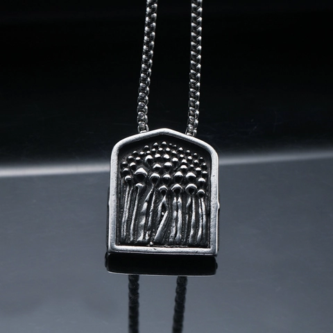 Collana con Ciondolo in Acciaio al Titanio Gotico Retro Mantello del Mietitore Rilievo Personaggi Ciondolo Scudo Donna Uomo