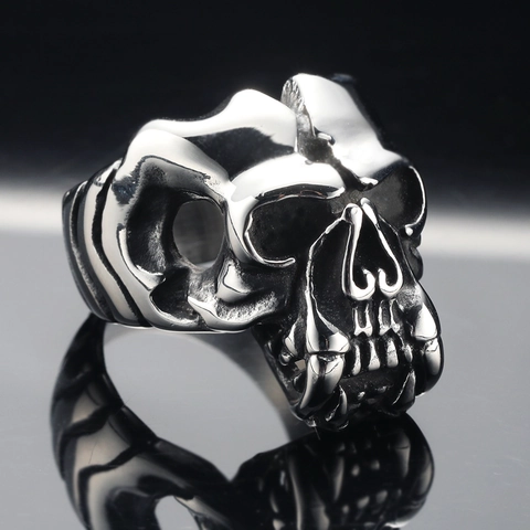 Anello Gotico in Acciaio Inossidabile con Teschio per Uomo Design Vintage Punk Rock con Zanne Gioielli Biker Argento Lucidato