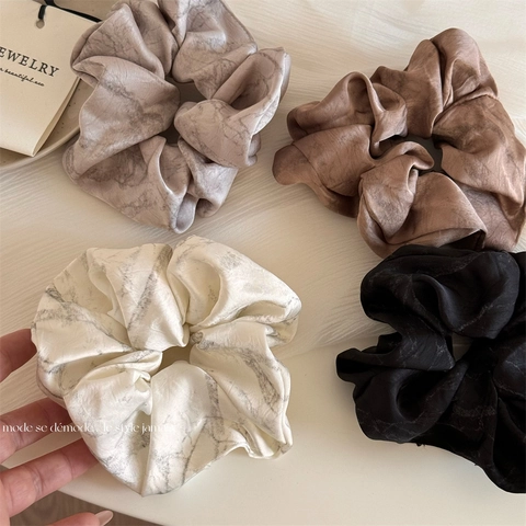 Elegante Satijnen Scrunchies Met Marmeren Inktpatroon Franse Stijl Grote Elastische Haarelastiekjes Voor Dames Ponytail Houder Accessoire