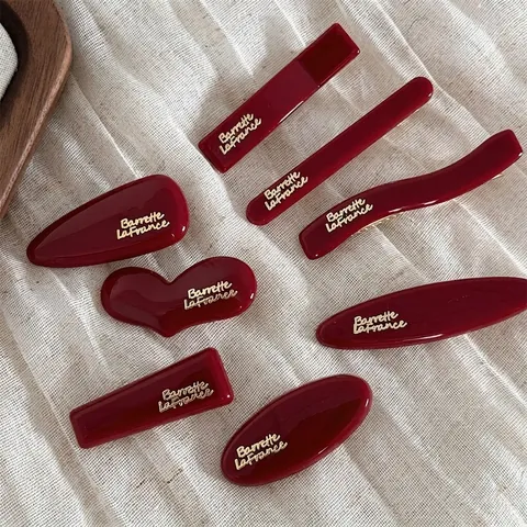 Fermaglio per Capelli Rosso Vino in Stile Vintage Francese Minimalista in Lega e Acrilico Lettera d'Oro Cuore Geometrico a Becco d'Anatra per Donna