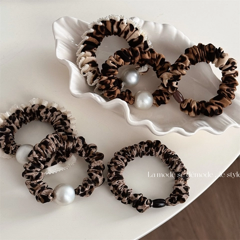 Scrunchie Retrò con Stampa Leopardata da Donna Elastico per Capelli in Tessuto con Decorazione di Perle Artificiali