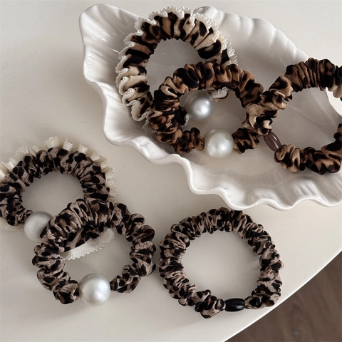 Scrunchie Retrò con Stampa Leopardata da Donna Elastico per Capelli in Tessuto con Decorazione di Perle Artificiali