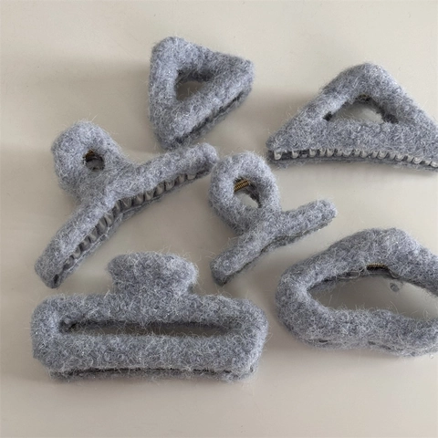 Fermaglio per Capelli in Peluche Grigio Feltro Autunno Inverno Ecopelliccia Geometrico Triangolo Nuvola Donna Accessori