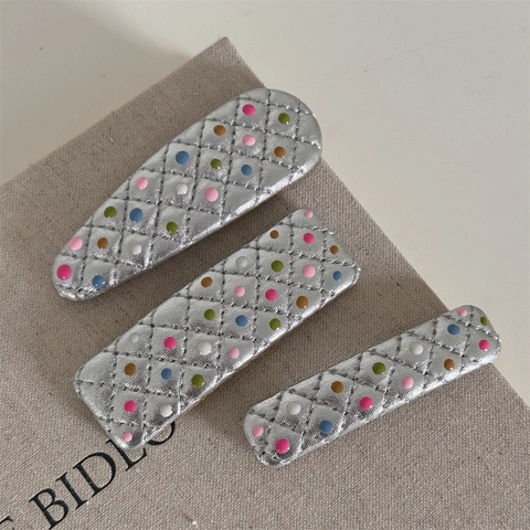 Koreanischer Stil Silber Gestepptes Karomuster Leder Haarclips Mit Bunten Punkten Mode BB Clips Für Damen Süße Haarspangen