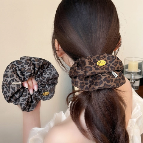 Chouchou Large Vintage Imprimé Léopard Fait Main en Tissu Avec Breloque en Métal Doré Nœud pour Femme Accessoires de Coiffure