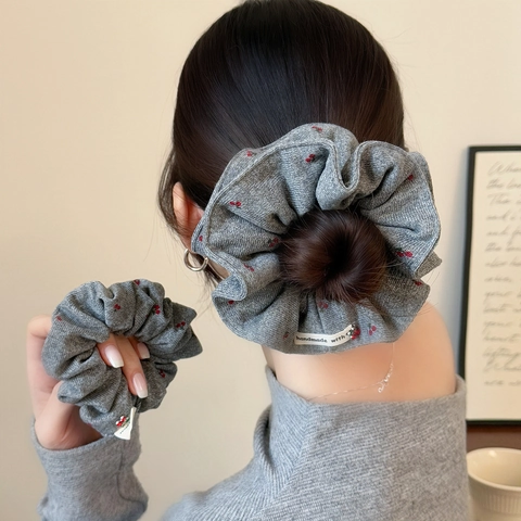 Elastico per Capelli Scrunchie in Tessuto a Maglia Grigio Premium con Stampa di Ciliegie per Donna Fatto a Mano Stile Coreano