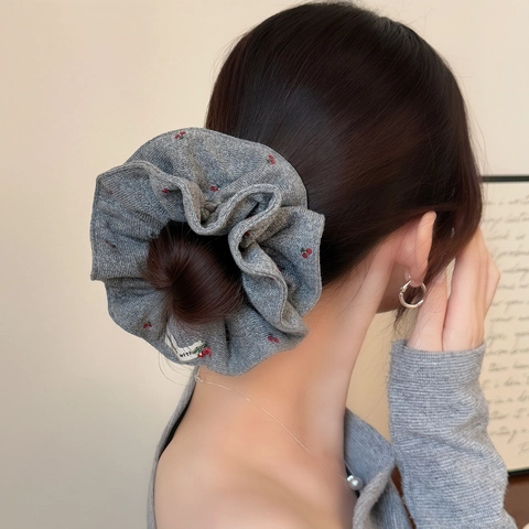 Elastico per Capelli Scrunchie in Tessuto a Maglia Grigio Premium con Stampa di Ciliegie per Donna Fatto a Mano Stile Coreano