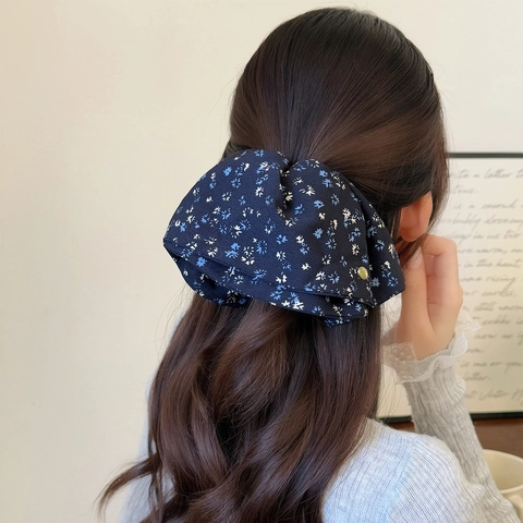 Pinza para Coleta Vintage de Tela Azul Marino con Flores Lazo Elegante Pinza de Pelo Con Decoración de Metal Dorado para Mujer