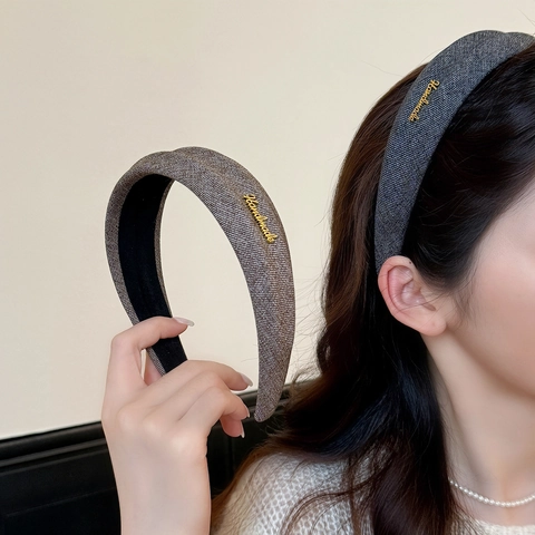 Cerchietto Largo Stile Coreano in Tessuto Pieghettato Con Etichetta in Metallo Handmade Accessori per Capelli Donna Eleganti