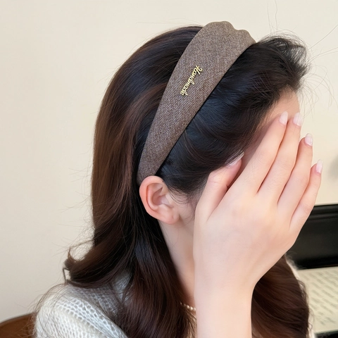 Cerchietto Largo Stile Coreano in Tessuto Pieghettato Con Etichetta in Metallo Handmade Accessori per Capelli Donna Eleganti