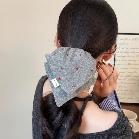 Handgemachter Grauer Strick Haargummi Mit Rotem Kirschmuster Mode Großer Haargummi Eleganter Schleife Stoff Haarschmuck Für Damen
