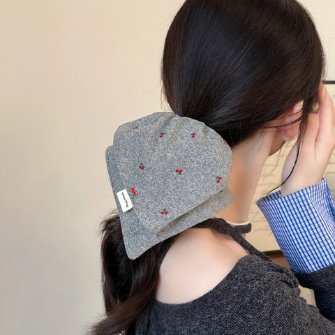 Handgemachter Grauer Strick Haargummi Mit Rotem Kirschmuster Mode Großer Haargummi Eleganter Schleife Stoff Haarschmuck Für Damen