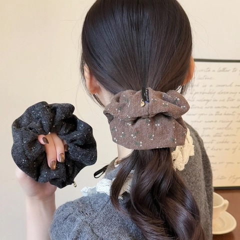 Vintage Gebreide Stof Bloemen Scrunchie Met Metalen Hart Hanger Elegante Geplooide Haarelastiek Retro Ponytail Houder Vrouwen
