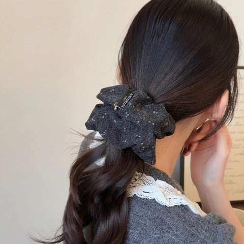 Vintage Gebreide Stof Bloemen Scrunchie Met Metalen Hart Hanger Elegante Geplooide Haarelastiek Retro Ponytail Houder Vrouwen