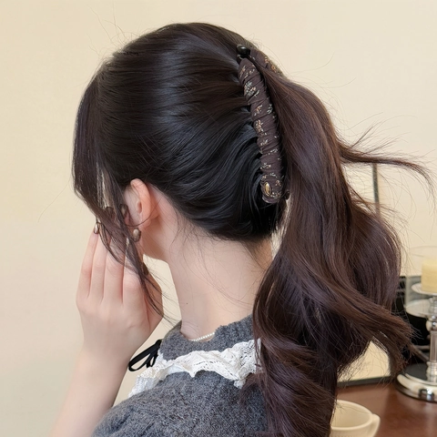 Elegante Fermaglio a Banana in Tessuto Plissettato a Fiori Stile Coreano per Donna Accessorio per Capelli Verticale Caffè